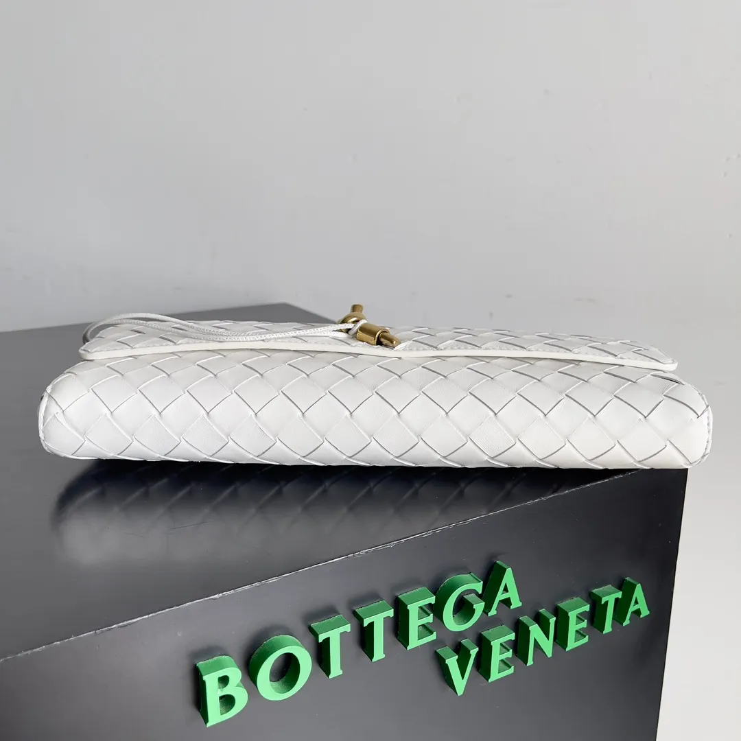 The batch of 1360 BV Andiamo evening handbags has been heavily planted again~ The designer aesthetics in the era of economic downturn are back. I fall in love with it at first sight and can't put it down. It's so beautiful and full of aura. The shape and texture are very competitive. It's light in weight and has sufficient capacity. It's a must-have for fashionistas. It's suitable for many occasions, minimalist, high-end and light luxury. Model No.: 741511 Size: 31*13*3cm